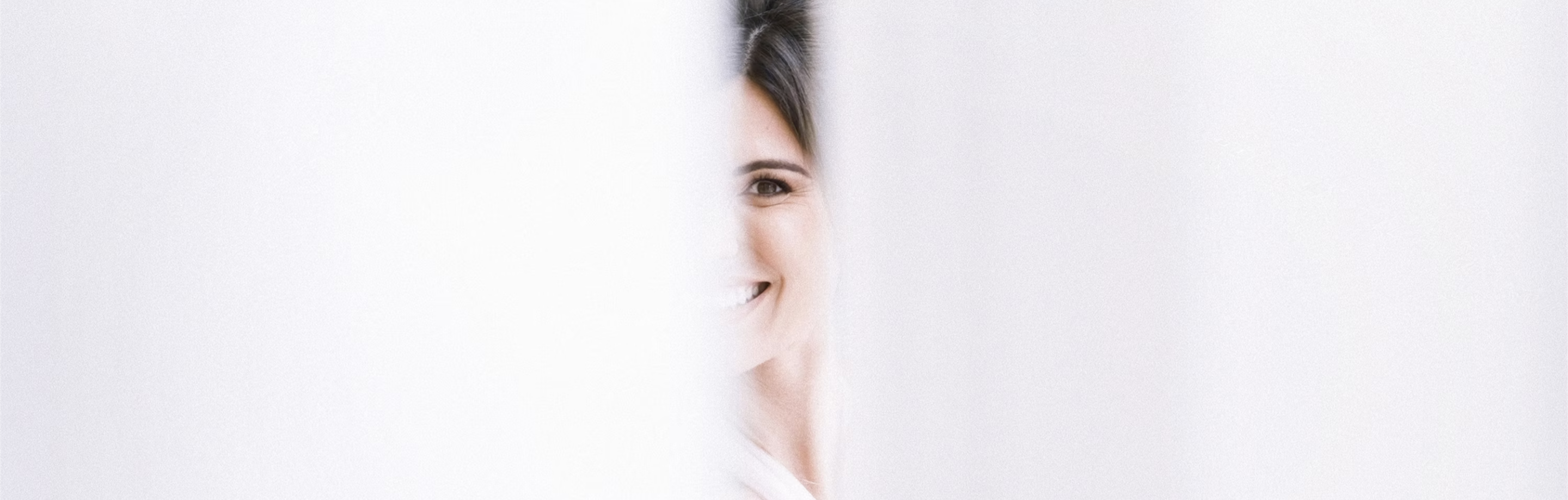 Portrait de mariée souriante, préparatifs mariage Var par photographe professionnel.